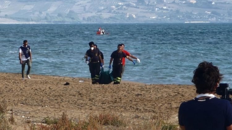 A trascinarlo a riva le forti correnti di scirocco