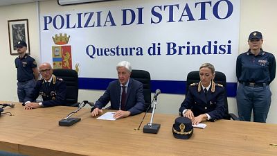 A Brindisi, si erano fatti consegnare seimila euro