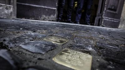 Ignoti tentato di bruciarle, ricordavano due deportati Ignoti tentato di bruciarle, ricordavano due deportati