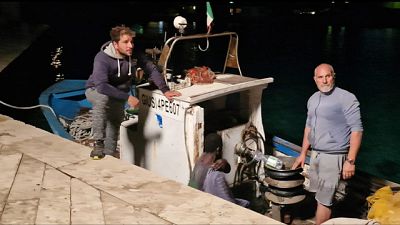 Salvati 43 migranti da due pescatori su scogli di Cala Ponente