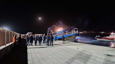 Peschereccio con circa 400 persone approda in porto