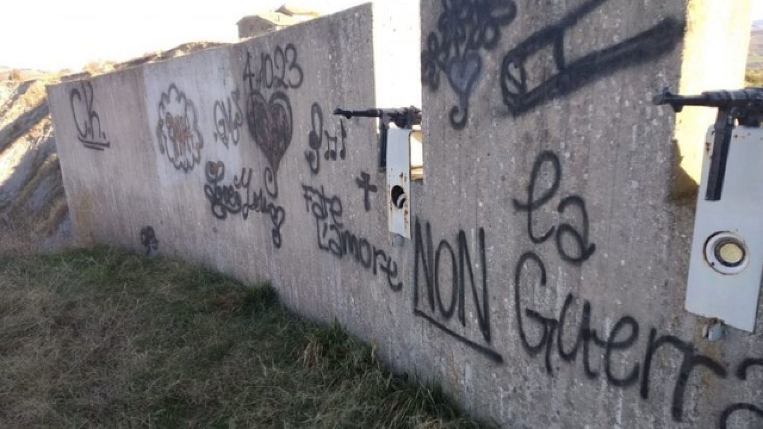 Comparse scritte e simboli, Anpi: 'Uno scempio'