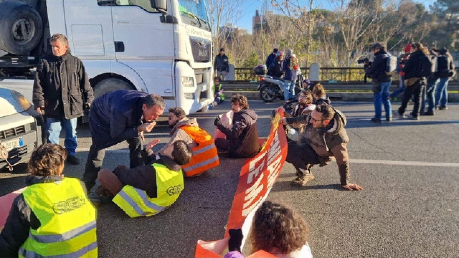 "Per il clima e in solidarietà Gkn", tensione con automobilisti